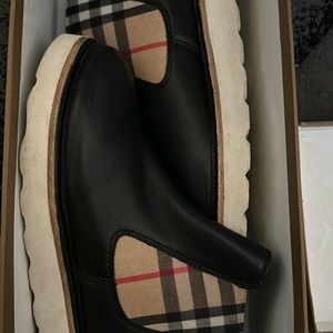 Burberry size 32 unisex kids shoes